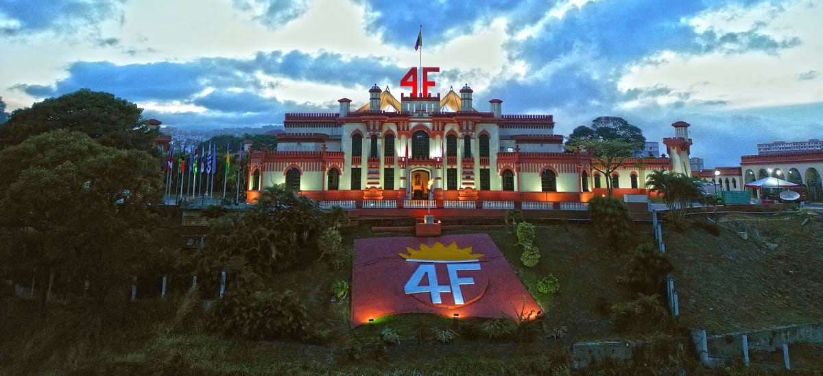 Cuartel de La Montaña iluminado con el emblema 4F